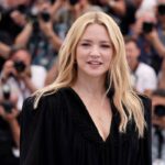 Virginie Efira se dévoile en brune pour son nouveau film inspiré du mouvement des Gilets jaunes : découvrez la première image ! Première photo de Virginie Efira en Gilet jaune pour son