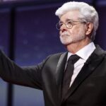 "Un artiste d'exception" : George Lucas et Steven Spielberg rendent hommage à Drew Struzan, le légendaire créateur d'affiches qui leur doit beaucoup. "Un artiste d'exception" : George Lucas et Steven Spielberg rendent
