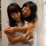 Critique de « Ramène-moi chez moi » : Une histoire sur les défis du caregiving mêlant vérités sombres, charme et humour. Critique de « Ramène-moi chez moi » : Une histoire sur les