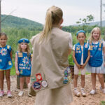 Critique de « Reines des Cookies » : Les Girl Scouts envahissent les rues pour vendre le rêve américain à travers des douceurs irrésistibles dans un documentaire captivant. Critique de « Reines des Cookies » : Les Girl
